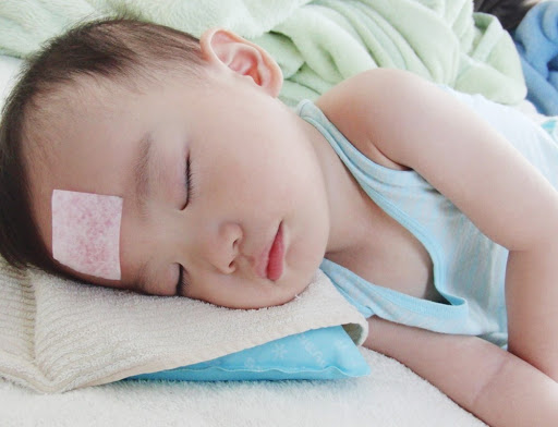 Miếng dán hạ sốt cho trẻ dùng sao cho đúng?