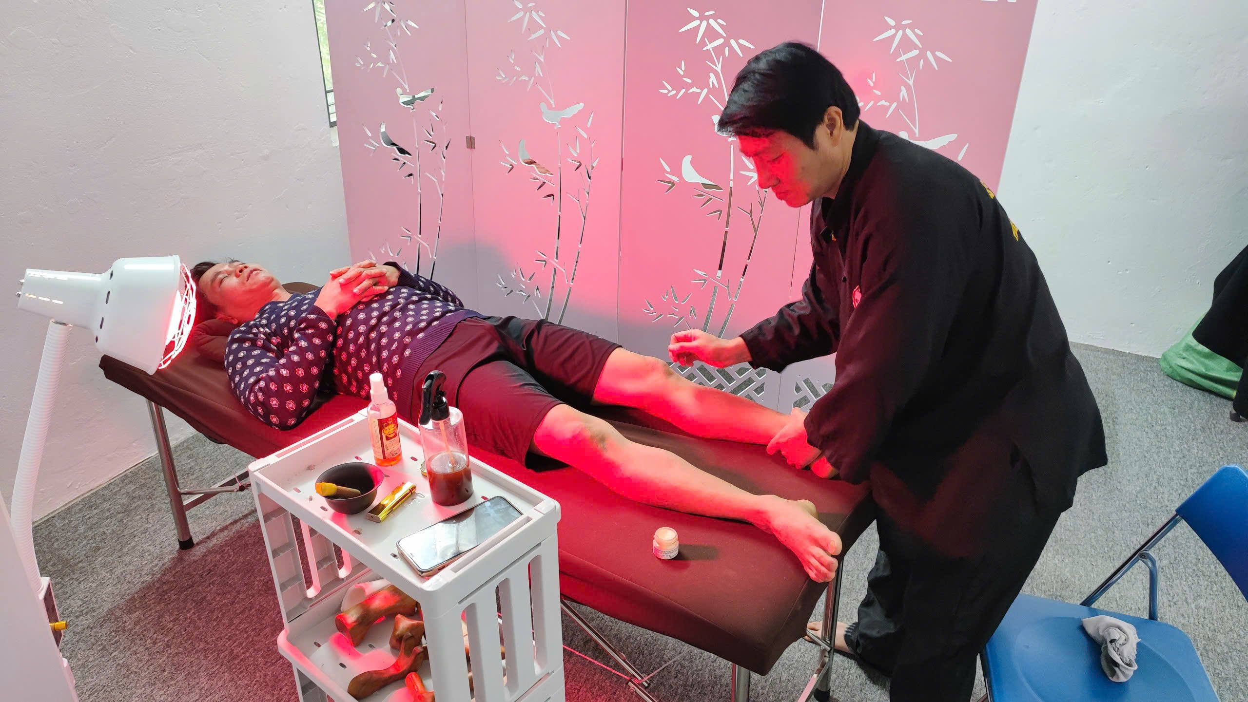 Ảnh bệnh nhân đang chữa bệnh tại Trung tâm Y Võ Cổ Truyền